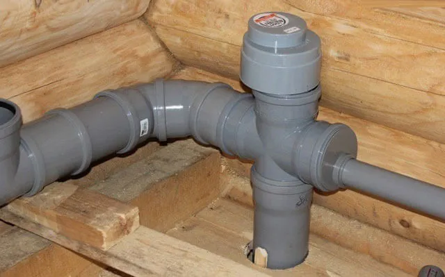 Нужна ли вентиляция для канализации в загородном доме?
