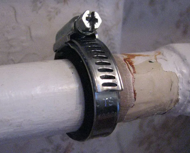 Чем заделать течь в трубе канализации: чем замазать чугунную .