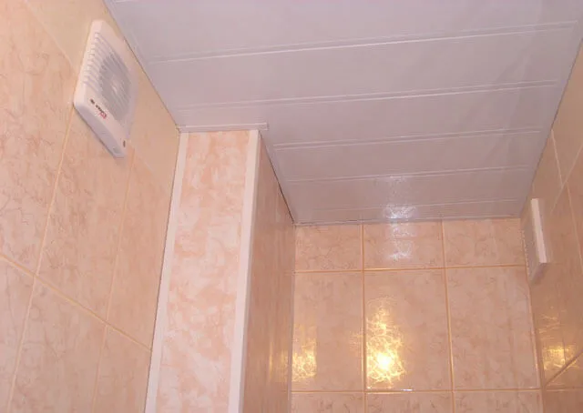 Алюминиевый реечный потолок в ванной комнате и туалете